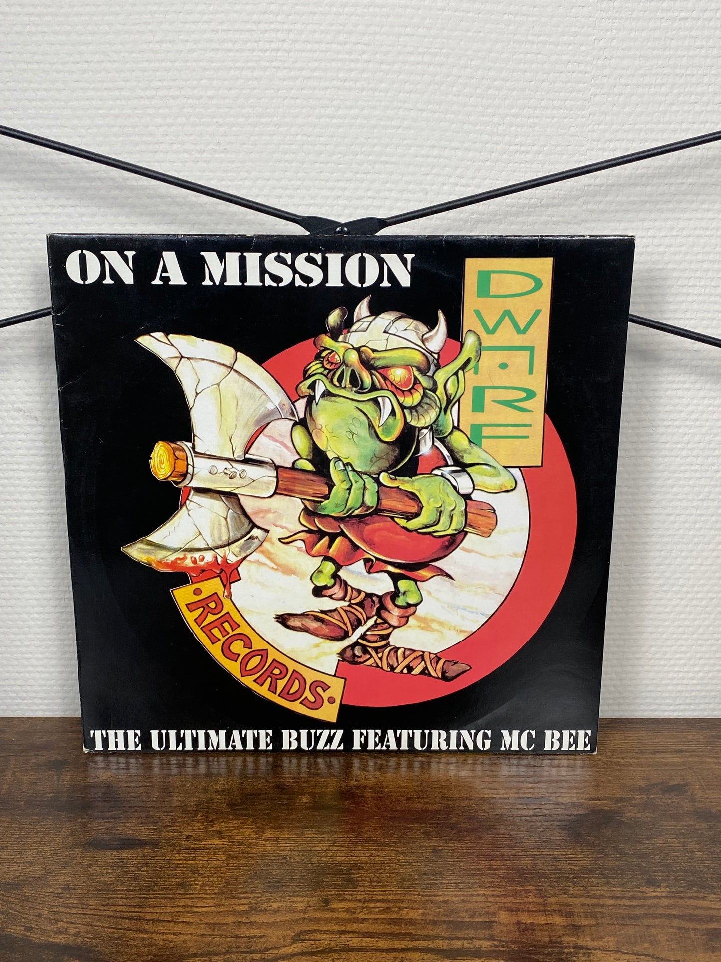 (1996) The Ultimate Buzz Featuring MC Bee – On A Mission (Vinyl)