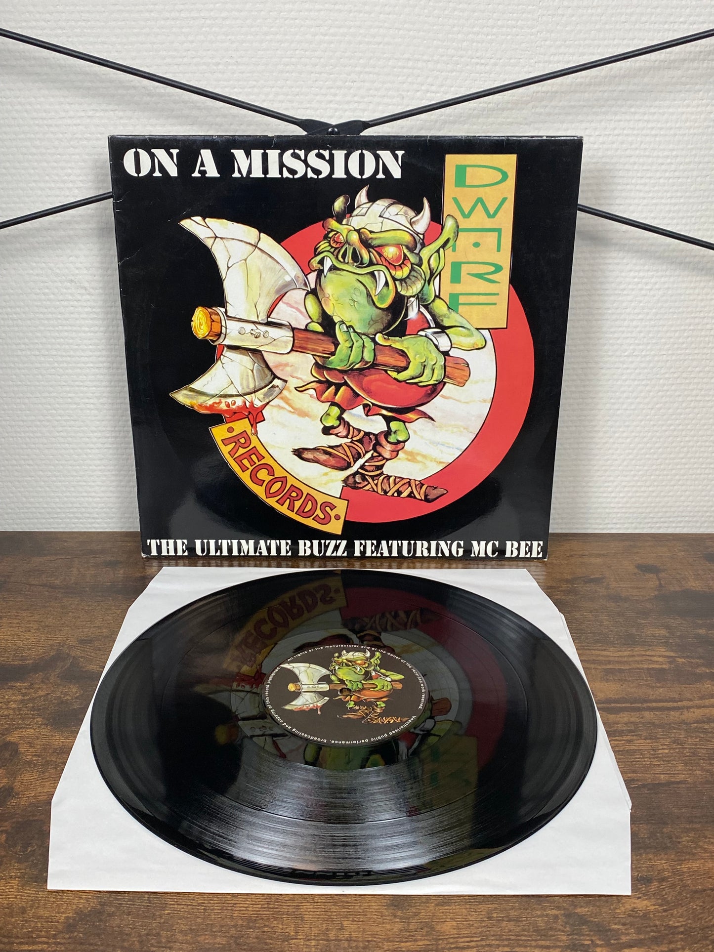 (1996) The Ultimate Buzz Featuring MC Bee – On A Mission (Vinyl)